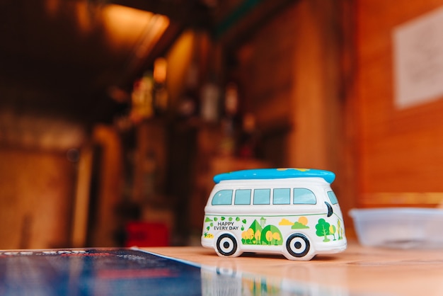 Foto regalo de una pequeña caravana de porcelana después de un viaje a la playa