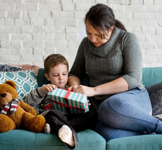 Regalo presente sorprendido mamá hijo