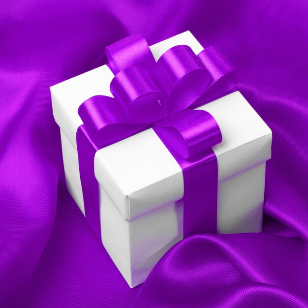 Regalo en raso morado