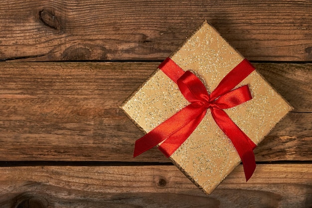Regalo regalo de cumpleaños concepto de Navidad caja de regalo con cinta roja en fondo de madera