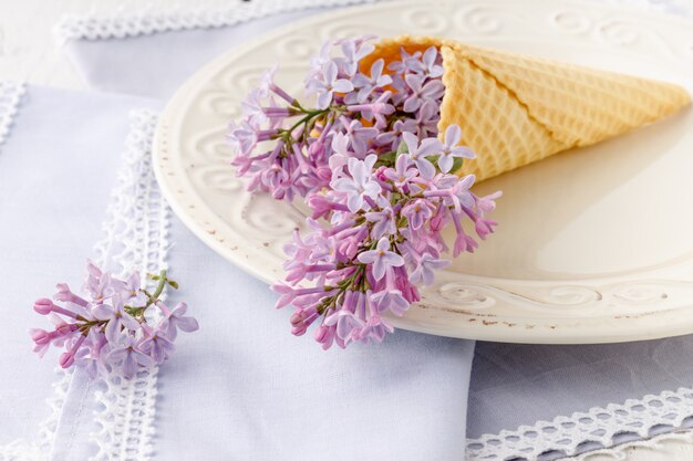 Regalo romántico flores lilas en mesa