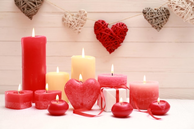 Regalo romántico con velas, concepto de amor.