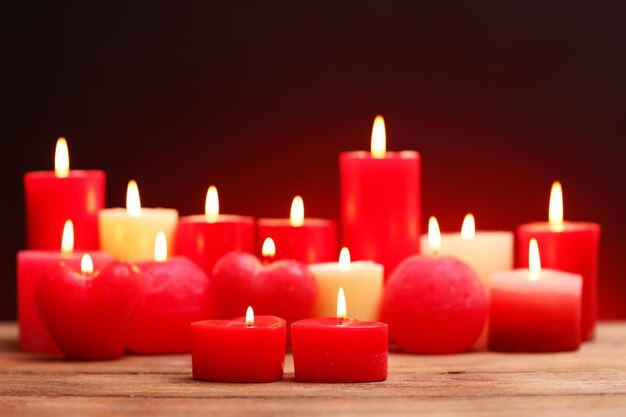 Regalo romántico con velas, concepto de amor.