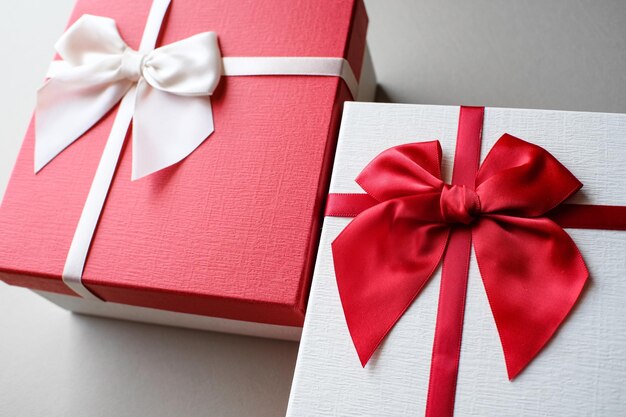 Regalo de San Valentín Caja de regalo y cinta roja para pareja románticaxAGift caja y cinta con etiqueta para regalo de San Valentín