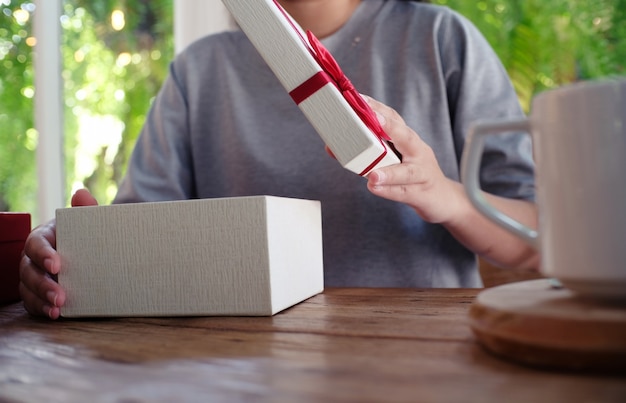 Regalo de San Valentín Caja de regalo y cinta roja