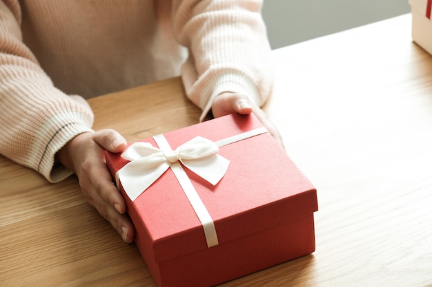 Regalo de san valentin Caja de regalo y lazo rojo para pareja romántica.