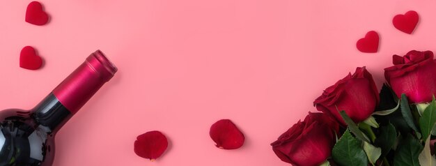 Regalo de San Valentín con concepto de vino y rosa sobre fondo rosa concepto de diseño