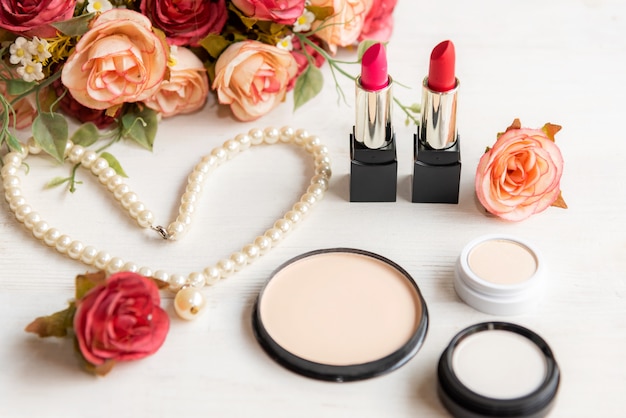 Regalo de San Valentín Herramientas de maquillaje cosmético en mesa de madera