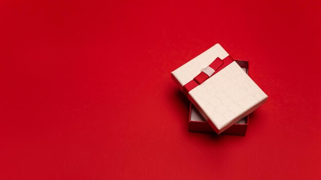 Regalo sobre fondo rojo.
