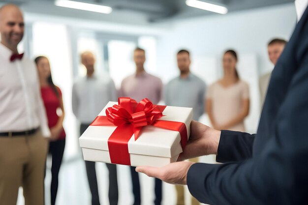 Foto regalo de trabajo de construcción de equipo regalo de regalo empleado de oficina empleado de navidad presente en el trabajo amigable diverso