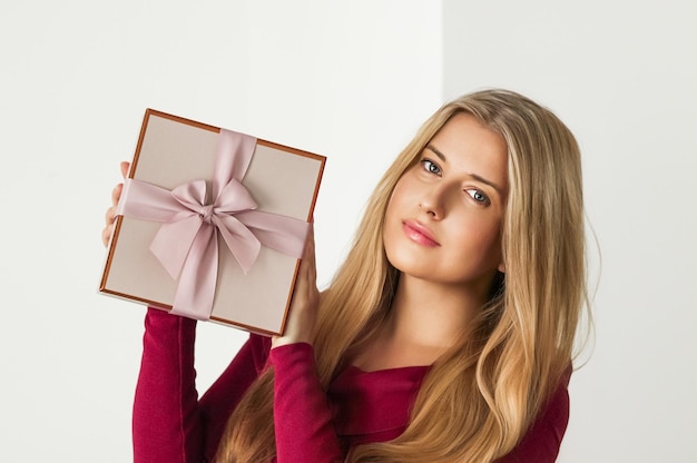 Regalo de vacaciones para cumpleaños, baby shower, boda o caja de belleza de lujo, entrega de suscripción, mujer feliz sosteniendo un regalo rosa envuelto