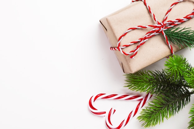 Regalo vintage de Navidad con dulces y árbol en blanco