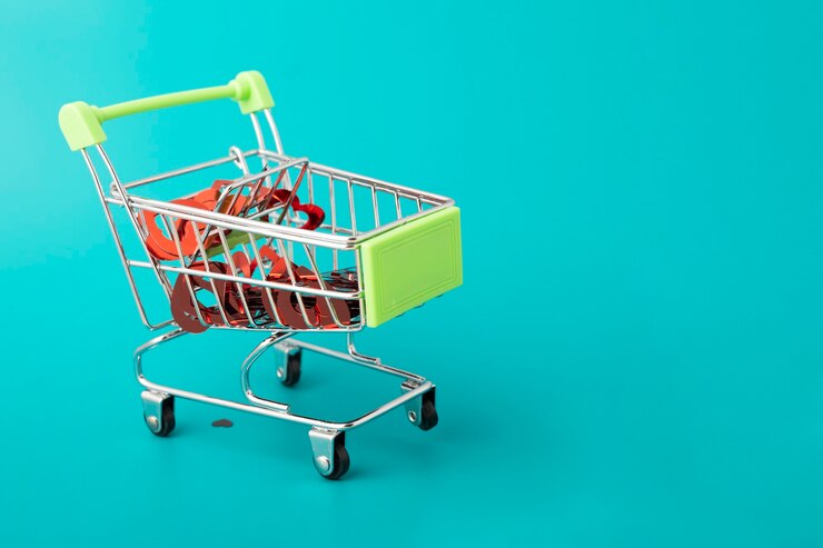 Foto regalos de amor del día de san valentín, muchos corazones en un carrito de compras del supermercado sobre un fondo verde con espacio de copia