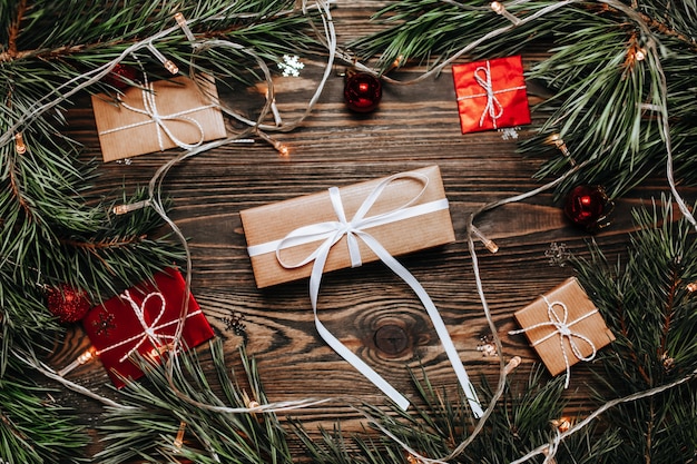 Regalos de año nuevo en madera con árbol de navidad y juguetes