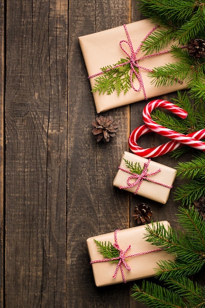 Regalos de Año Nuevo y Navidad debajo de un árbol. Concepto de vacaciones de invierno.