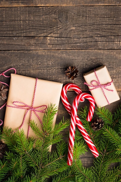 Regalos de Año Nuevo y Navidad debajo de un árbol. Concepto de vacaciones de invierno.