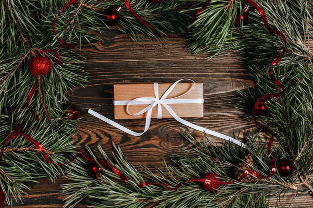 Regalos de año nuevo sobre fondo de madera con árbol de navidad y juguetes