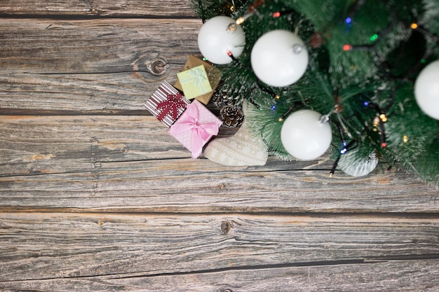 Regalos bajo el árbol de Navidad visto desde arriba