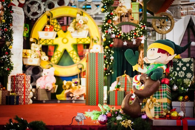 Regalos en el árbol de Navidad