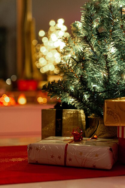 Foto regalos bajo un árbol de navidad