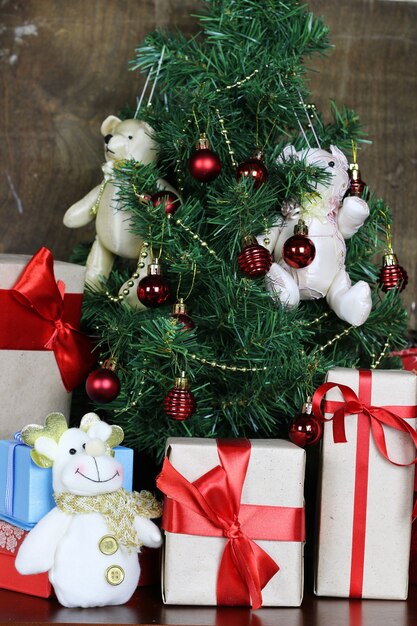 Regalos bajo el arbol de Navidad