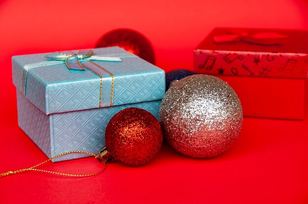 Regalos y bola de Navidad en el fondo de la cubierta roja Concepto de espacio de copia