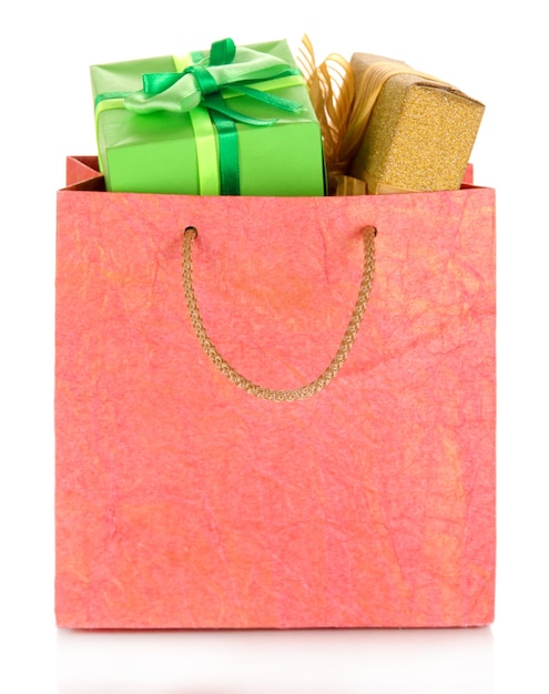 Regalos en bolsas de papel aisladas en blanco