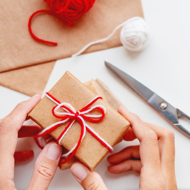 Regalos de bricolaje envueltos en papel artesanal