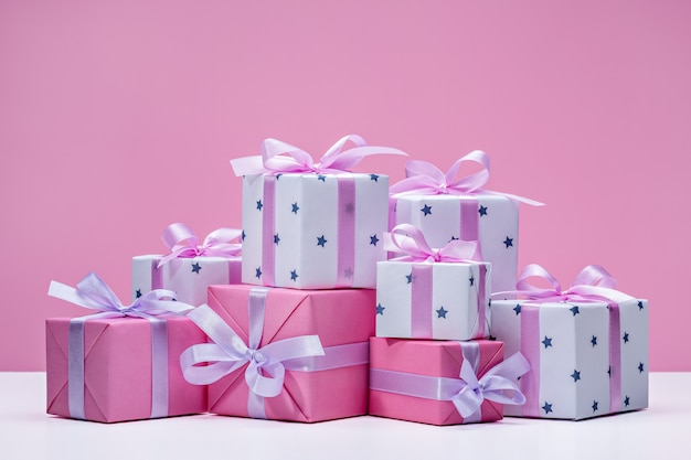 Regalos en cajas. Conjunto de regalos para Navidad, cumpleaños, año nuevo. Las cajas están empaquetadas en papel elegante y decoradas con cintas.