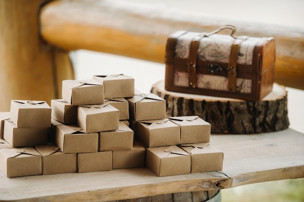 Foto regalos en cajas para los invitados reunidos en la boda.