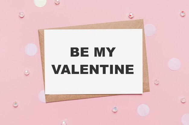 Regalos con carta de nota sobre fondo rosa aislado, amor y concepto de San Valentín con texto sea mi San Valentín