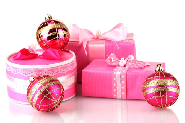 Regalos de color rosa con bolas de Navidad aislado en blanco