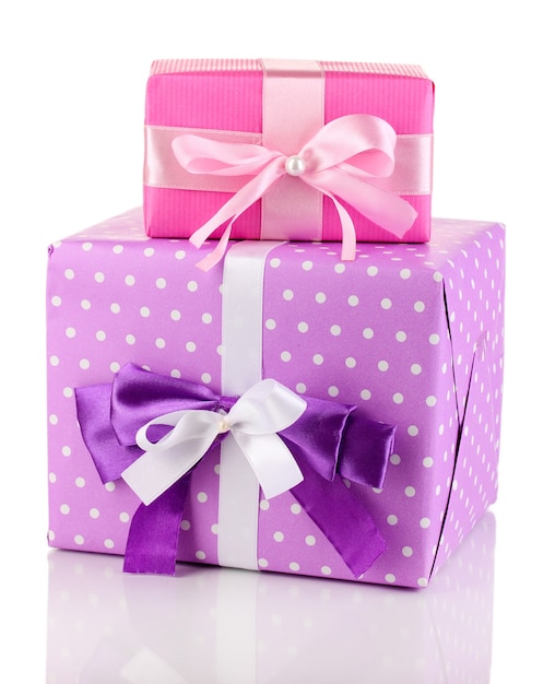 Foto regalos de color rosa y violeta aislados en superficie blanca