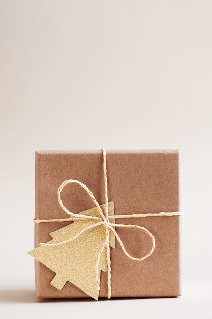 Regalos de embalaje ecológicos de Navidad y cero residuos en papel kraft Concepto de decoraciones de celebración de Año Nuevo de Navidad