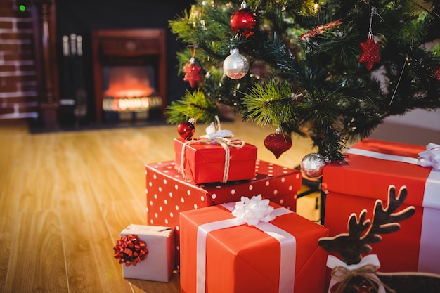 Regalos envueltos cerca de un árbol de navidad