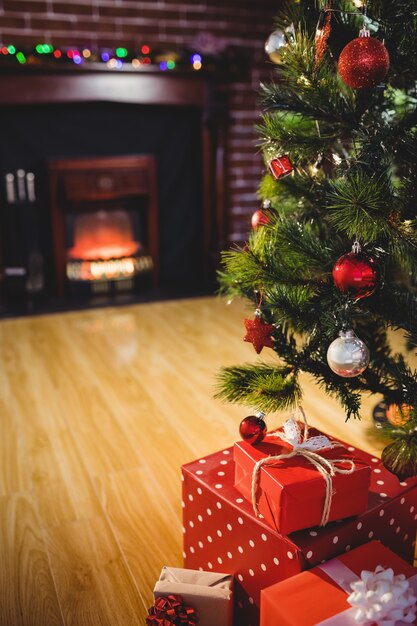 Regalos envueltos cerca de un árbol de navidad