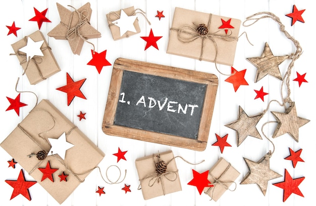 Regalos envueltos con decoración navideña y pizarra. ¡Feliz Navidad! 1 Adviento