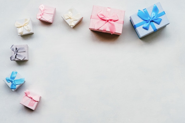 Regalos familiares. Cajas de regalo para madre, padre e hijos sobre fondo blanco. Hora de celebrar. Saludos estacionales