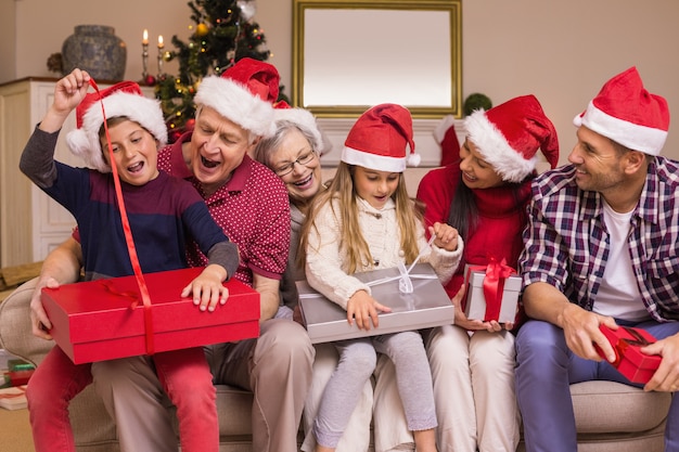 Regalos festivos de apertura familiar de varias generaciones juntos