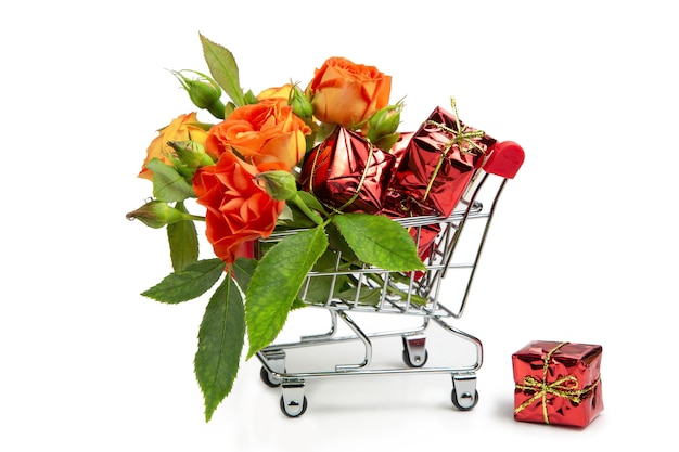 Foto regalos y flores en el carrito de compras.