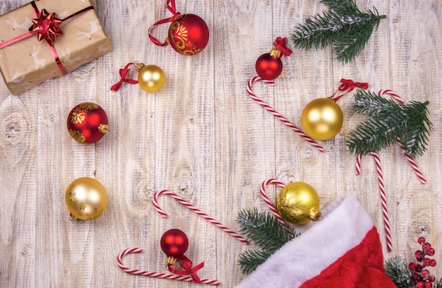 Regalos de juguetes de año nuevo, árbol de Navidad con decoración en una tabla de madera, concepto de año nuevo.