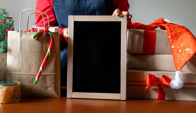 Regalos en la mesa para navidad