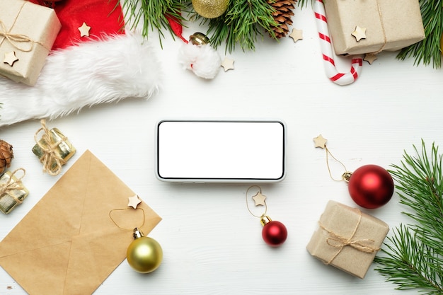 Regalos de Navidad con adornos y smartphone.