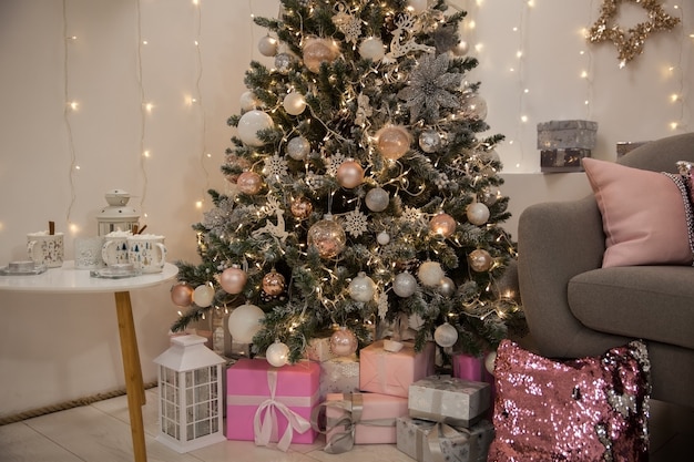 Regalos de Navidad bajo el árbol de Navidad festivo, celebración de año nuevo, el interior de la sala de estar, enfoque suave