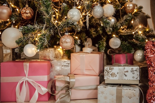 Regalos de Navidad bajo el árbol de Navidad festivo, celebración de año nuevo, el interior de la sala de estar, enfoque suave