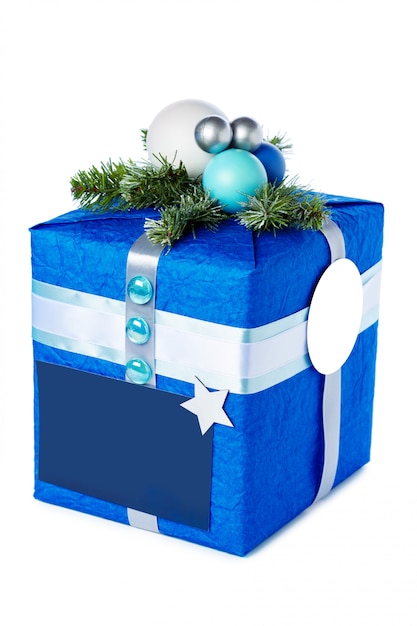 Regalos de Navidad azul y blanco aislados en blanco