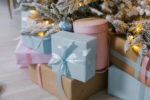 Regalos de Navidad azul y rosa bajo el árbol de Navidad.