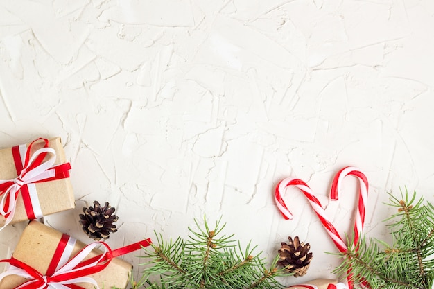 Regalos de Navidad y bastones de caramelo.