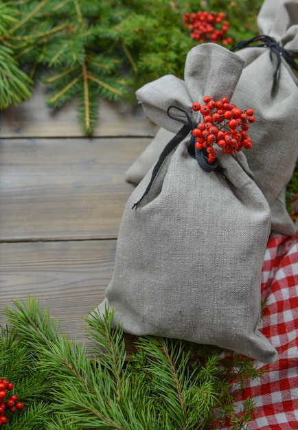 Foto regalos de navidad en las bolsas de lino