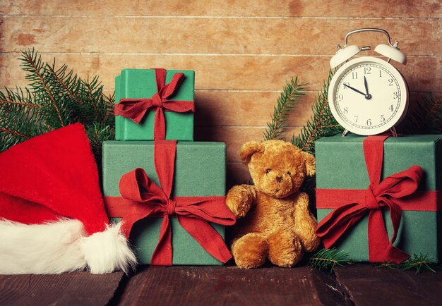 Regalos de Navidad y cajas de mesa de madera.